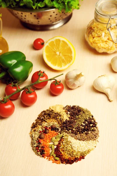 Variedade de especiarias na forma de um círculo na mesa da cozinha — Fotografia de Stock