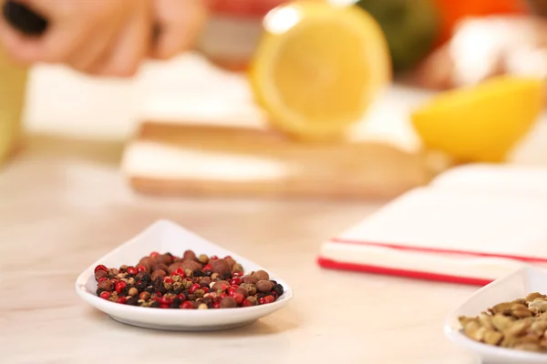 Mezclar las especias de pimienta y limón en la mesa de la cocina —  Fotos de Stock