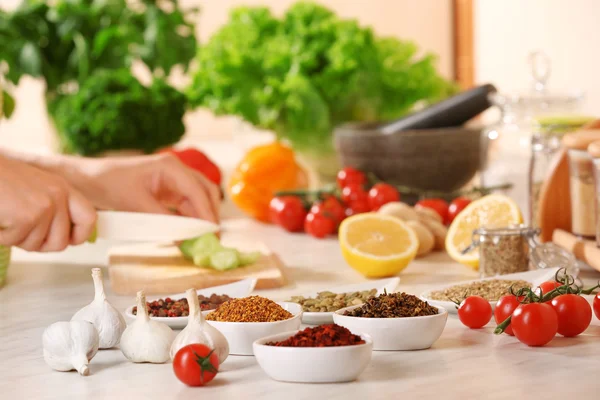 Variedade de especiarias em recipientes de cerâmica na mesa da cozinha — Fotografia de Stock