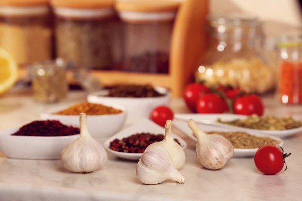 Vitlök och mängd kryddor på köksbordet — Stockfoto