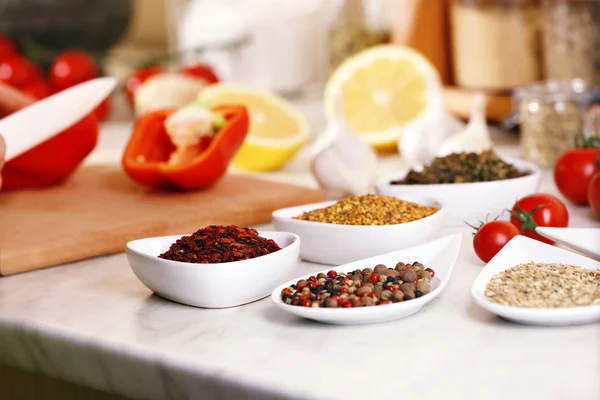Verscheidenheid van kruiden in keramische verpakkingen op de keukentafel — Stockfoto