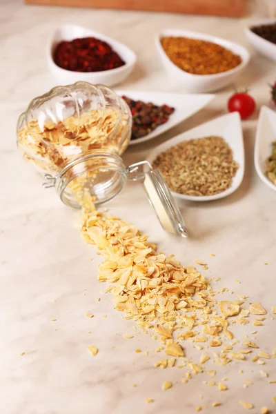 Arachide dans le bocal et variété d'épices sur la table de cuisine — Photo