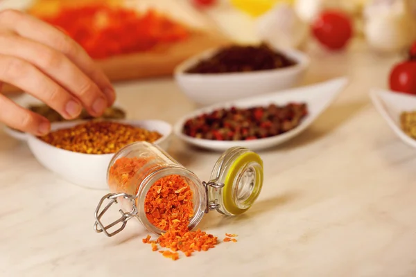 Szárított sárgarépa és a különféle fűszerek a konyhaasztalon — Stock Fotó