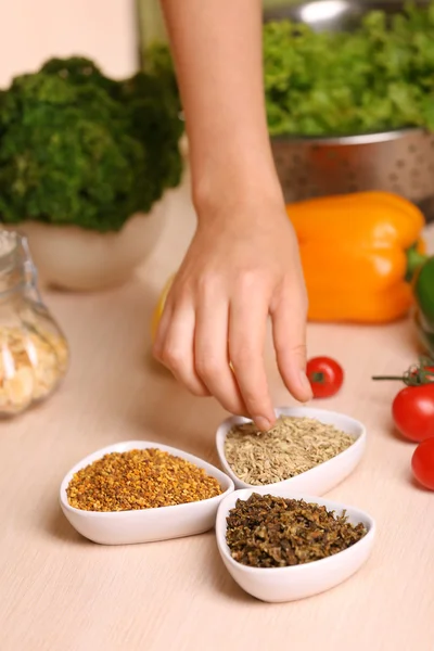 Verscheidenheid van kruiden in keramische verpakkingen op de keukentafel — Stockfoto