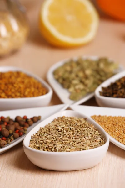 Verscheidenheid van kruiden in keramische verpakkingen op de keukentafel — Stockfoto