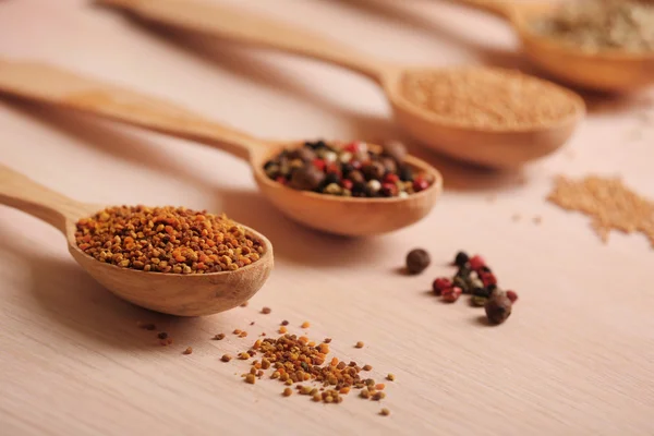 Variedade de especiarias em colheres na mesa da cozinha — Fotografia de Stock