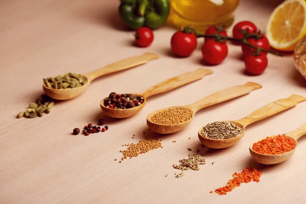 Variété d'épices dans les cuillères sur la table de cuisine — Photo