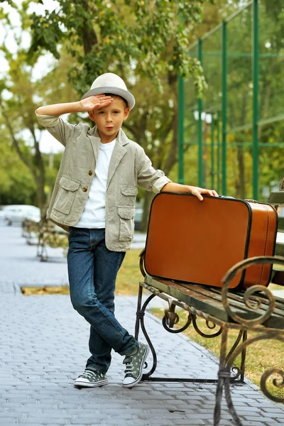 Petit garçon avec valise — Photo