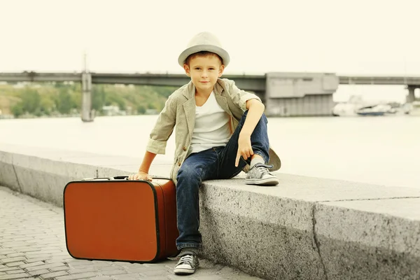 Kleine jongen met koffer — Stockfoto