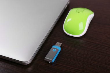 dizüstü bilgisayar ve çalışma yer ekipman