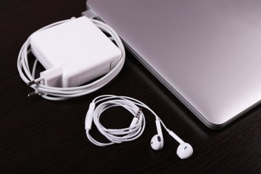 dizüstü bilgisayar ve çalışma yer ekipman