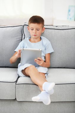 Dijital tablet ile küçük çocuk 