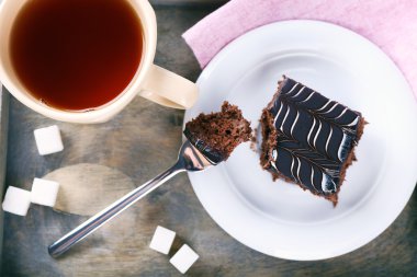 Bir fincan çay ve çikolata kek üzerine ahşap arka plan yakın çekim ile tablo servis