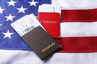 Pasaport, biletler bayrağı üzerinde yalan 