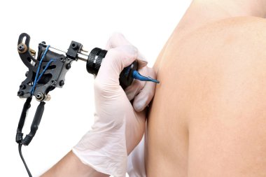 Kadın resim çizim dövmeci