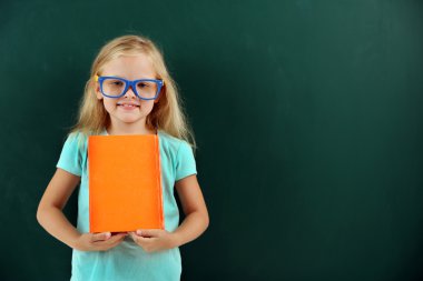 kitap ile güzel küçük bir kız