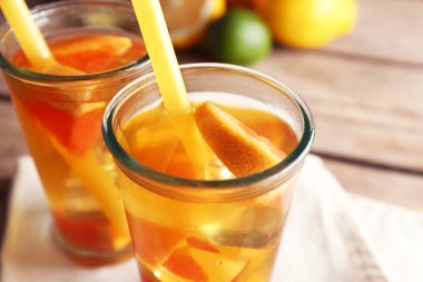 Buzlu çay limon ve greyfurt ahşap arka plan üzerinde