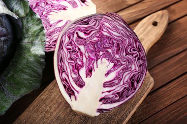 ahşap masa üstünde kırmızı lahana