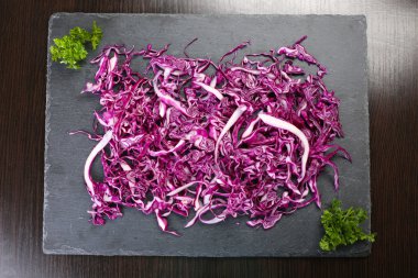 kırmızı lahana kesmek