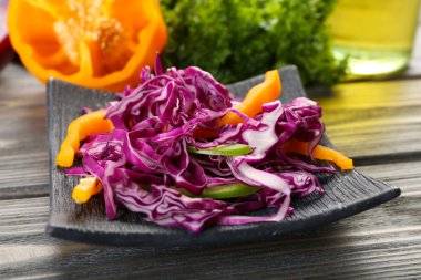 kırmızı lahana salatası