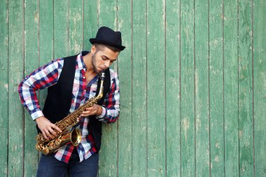 Saksafonla oynayan adam