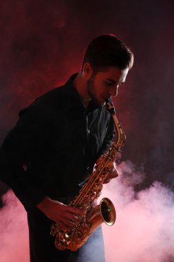 Saksafonla oynayan adam