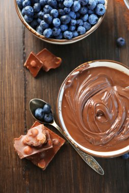 Çikolatalı Krema ve yaban mersini ile güzel kompozisyon