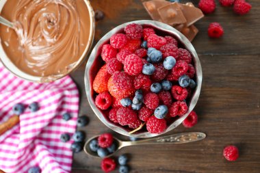 Çikolatalı Krema ve olgun çilek ile güzel kompozisyon