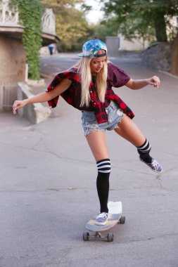 Buz pateni ile genç kadın yönetim kurulu 