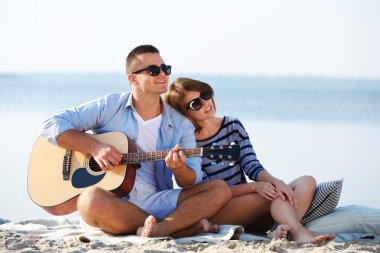 Nehir üzerinde genç Çift