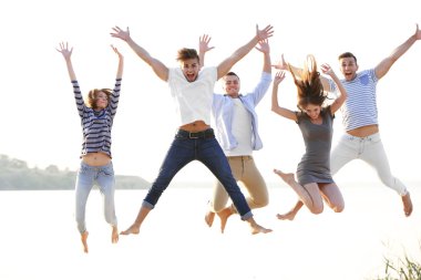 Bira ile genç ve güzel insanlar 