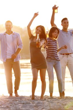 Bira ile genç ve güzel insanlar 