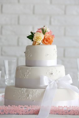 Düğün için güzel bir şekilde dekore edilmiş tablo