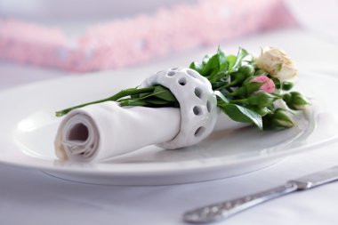 Düğün için güzel bir şekilde dekore edilmiş tablo