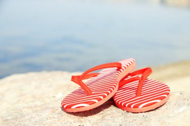 Taş parlak parmak arası terlik