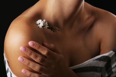 Kadının boyun, köprücük kemiği ve omuzlar, yakın çekim görüntüleme