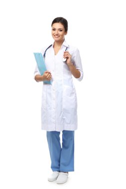 Bir klasör tutan gülümseyen tıp doktoru