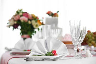 Güzel düğün için tablo veya diğer kutlama restoranda servis