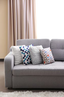 Kanepe ile renkli yastıklar