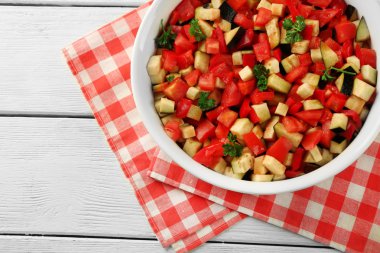 Ratatouille, Komposto ile domates, kabak, patlıcan sebze yemek pişirmeden önce ahşap arka plan üzerinde