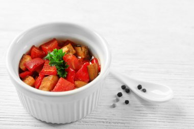 Patlıcan, kabak, domates kase ahşap masa arka plan üzerinde yapılan lezzetli vejetaryen ratatouille