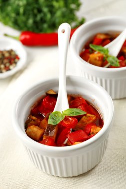 Patlıcan, kabak, domates kase ahşap masa arka plan üzerinde yapılan lezzetli vejetaryen ratatouille
