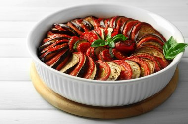 Ratatouille - geleneksel Fransız Provenkal sebze yemeği fırında pişirildi