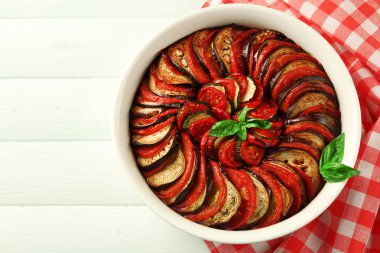 Ratatouille - geleneksel Fransız Provenkal sebze yemeği fırında pişirildi