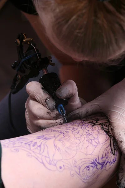 Processo de fazer tatuagem — Fotografia de Stock