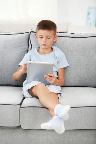 Niño pequeño con tableta digital — Foto de Stock