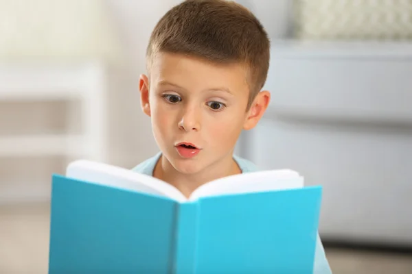 Mały chłopiec z książki — Zdjęcie stockowe