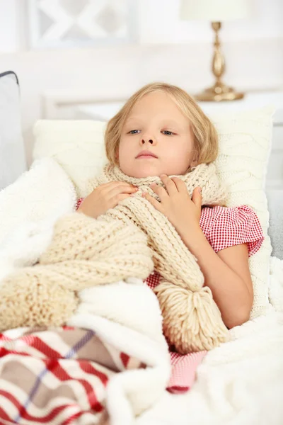 Little girl with sore throat — Stock Photo, Image