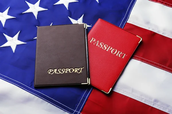 Passaportes na bandeira americana — Fotografia de Stock