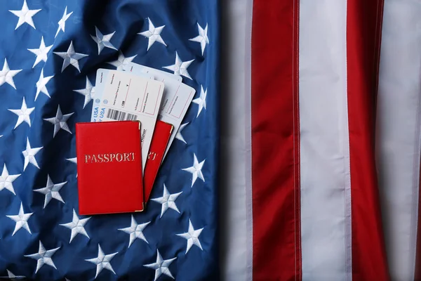 Паспорти, квитки лежать на прапорі — стокове фото